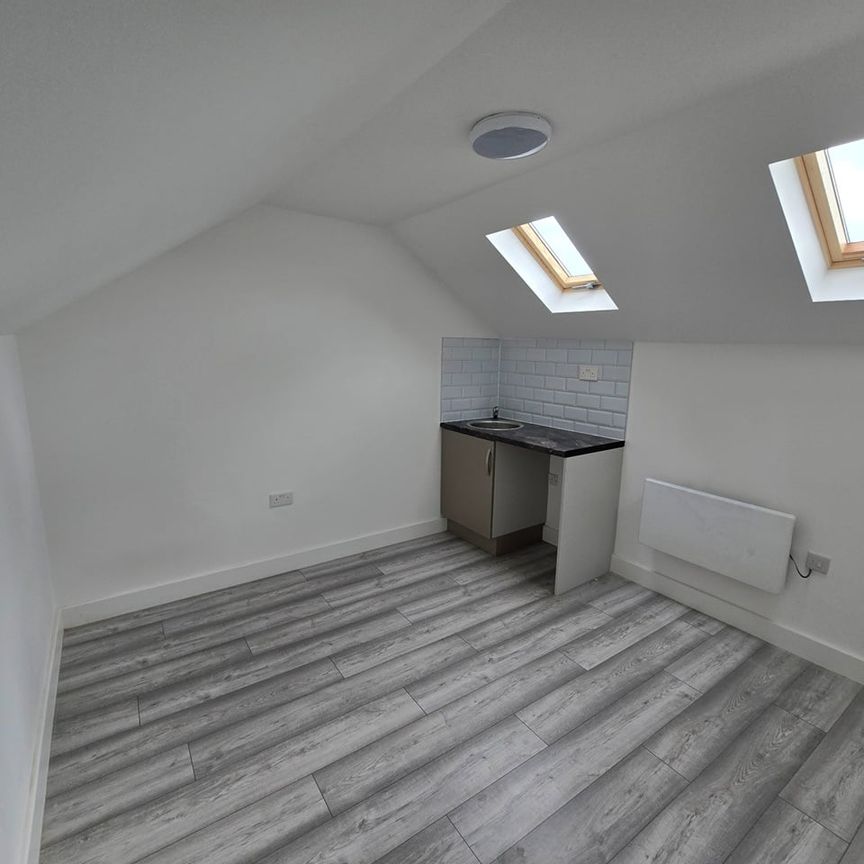 Studio Flat, Hither Green Lane, SE13 - Photo 1