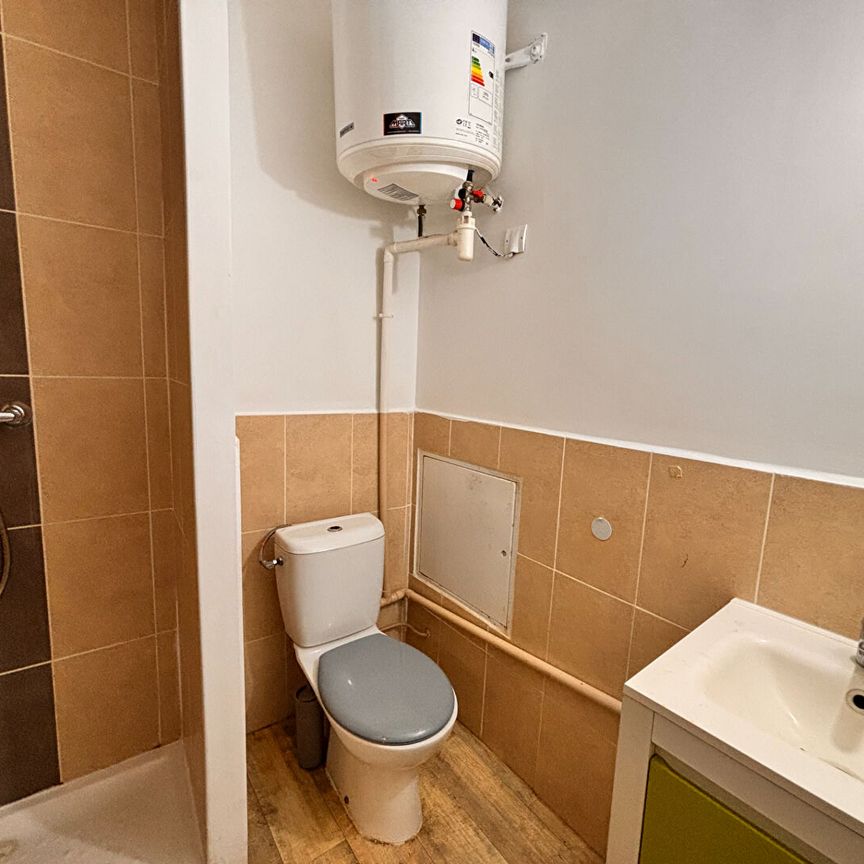 NIMES- MAGNIFIQUE MAISON DE VILLE T3 DE 60 M2 AVEC COUR , - Photo 1