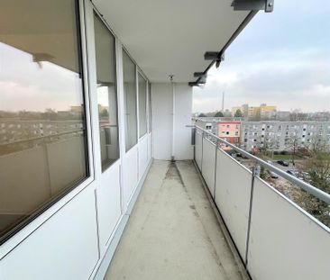 Schöne Aussicht inklusive - teilsanierte 3-Zimmer-Wohnung mit Balkon! - Foto 1