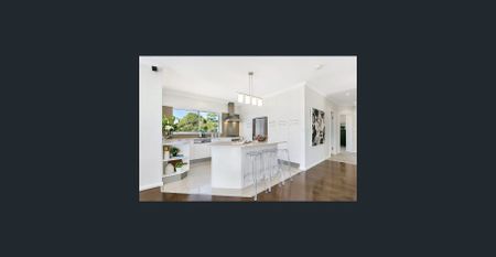 Spacious and Stylish Four-Bedroom Apartment with Harbour Views - Photo 2