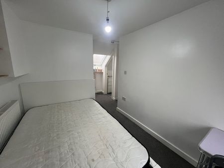 Room in a Shared House, Kenley Road, SW19 - Photo 2