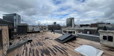 ERSTBEZUG nach Sanierung: Stilvolle 4 Zimmer Altbau-Wohnung mit großzügiger Dachterrasse im Herzen von 1010 Wien zu mieten - Photo 2