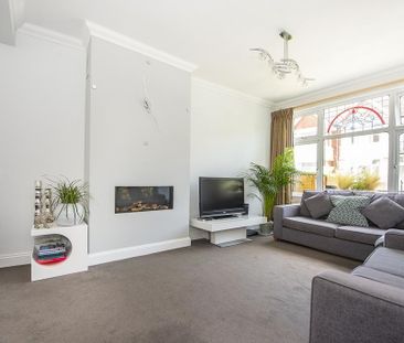 4 bedroom end of terrace house to rent - Photo 4