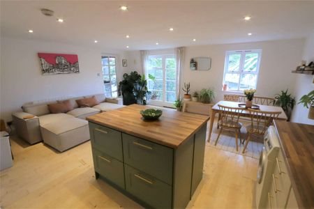 Unfurnished Two Double Bedroom Apartment with a parking space in the heart of Castlefield. - Photo 4