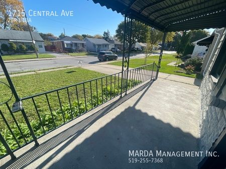 NEWLY RENOVATED 2BEDROOM+DEN/1BATH HOUSE ON CENTRAL AVE + UTILITIES - Photo 3