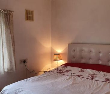 £1,400 PCM, Spacious Four Bedroom House with Off-Road Parking and L... - Photo 5