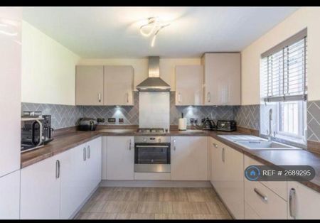 4 bedroom detached house to rent - Photo 4