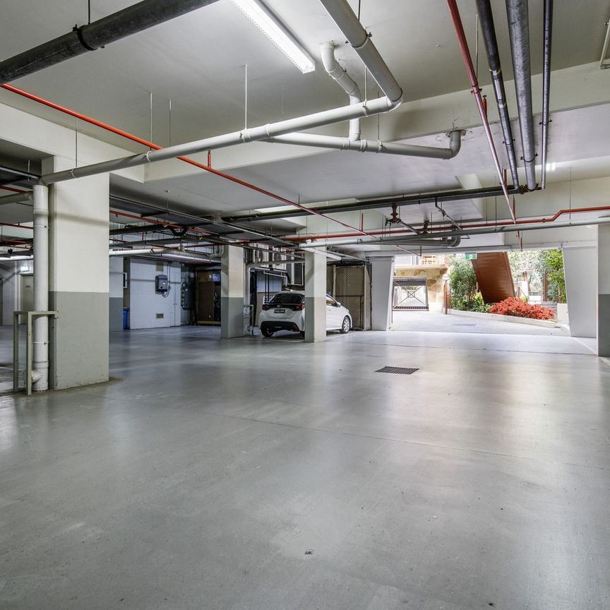 Riverside Luxury – Fully Renovated 3-Bedroom Apartment in Hawthorn - Photo 1