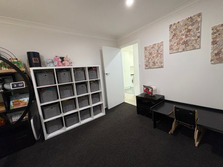 Move In Before Christmas! – Beautifully Renovated 4-Bedroom Home (27 Week Lease Only) - Photo 2