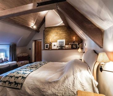 A quintessential English three bedroom chocolate box thatched cottage. - Photo 3