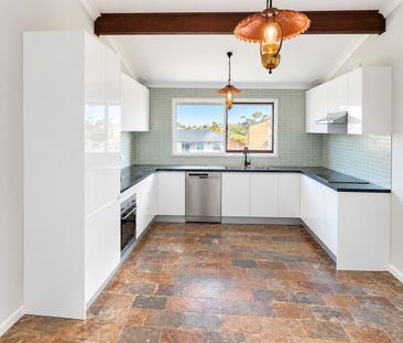 Split Level 3 Bed Home with Near New Kitchen! - Photo 3
