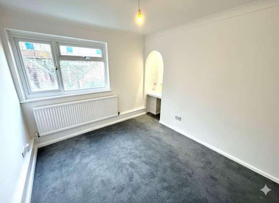 Mayfield Road, Farnborough, GU14 - Photo 1