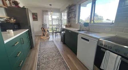 Feilding - 3 Bedrooms - Photo 2