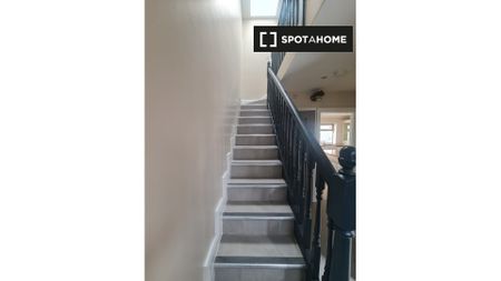 Room for rent in 4-bedroom house in Dublin - Photo 4