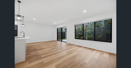 Family Home with Sparkling Pool - Photo 2