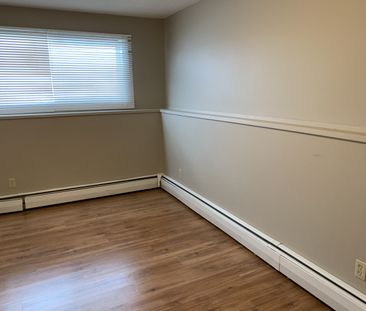 Fantastic bright 2 Bedroom Unit ~ Gas & Water Included - Photo 4