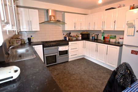 6 bedroom House in Queens Road, Leeds - Photo 5