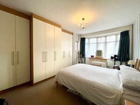 3 Bed Terraced House, Norwood Gardens, IG5 - Photo 5