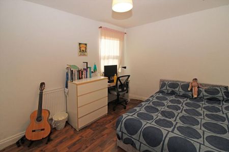 3 bedroom flat to rent - Photo 4