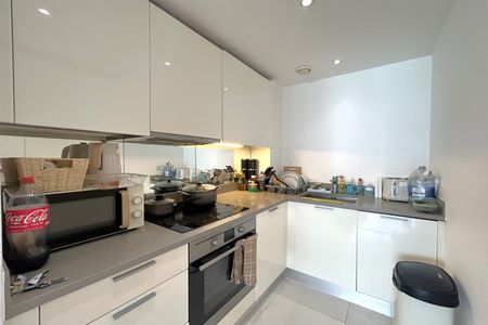 Flat to Rent: Cardinal Building, Station Approach, UB3 - Photo 5