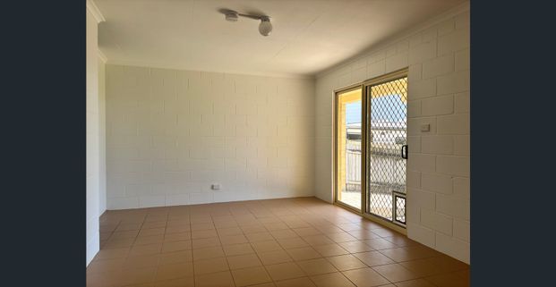 Bright & Spacious Beachside Home - Photo 1