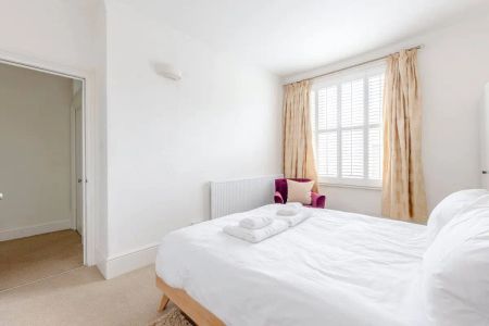 4 bedroom maisonette in London - Photo 2