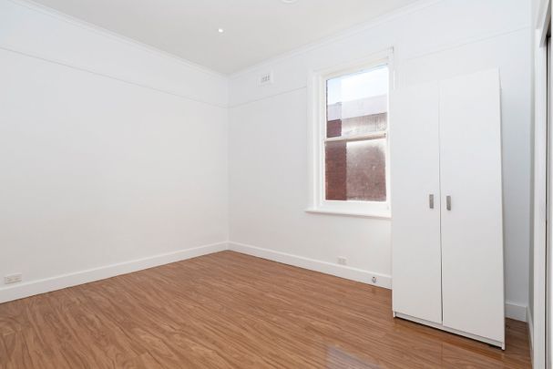 Chic above the shops - Photo 1