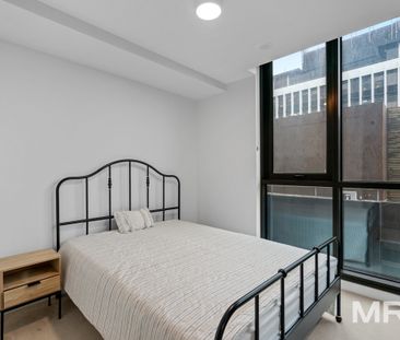 Designer apartment located opposite Albert Park Lake - Photo 3