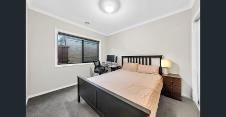 Prestige Family Living in the Heart of Quarters Estate !! - Photo 4