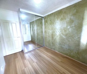 Neat and tidy 2-bedroom unit with air-conditioning - Photo 3