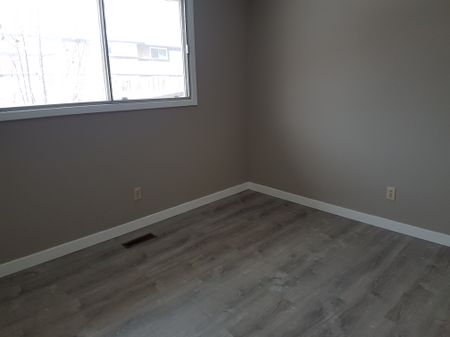 1366 BROWN ST 2 BEDROOM TOWNHOUSE - Photo 5