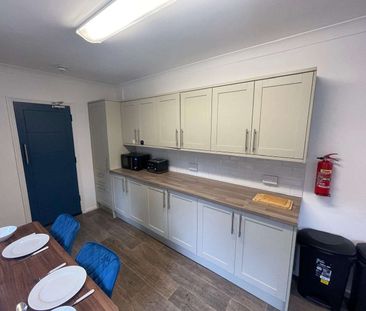 Outstanding house share! - Woodbridge Road Bedroom 7 - Photo 2