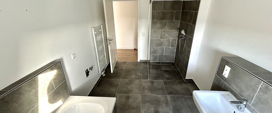 Energieeffiziente und moderne 4-Zimmer-Wohnung mit Balkon in Elbnähe! - Photo 1