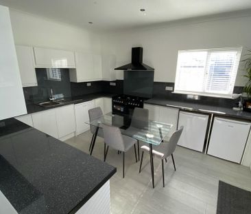 6 bedroom terraced house to rent - Photo 3