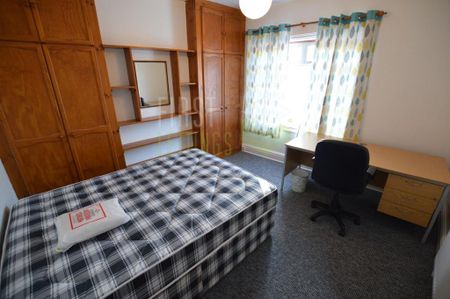 3 bedroom end of terrace house to rent - Photo 2