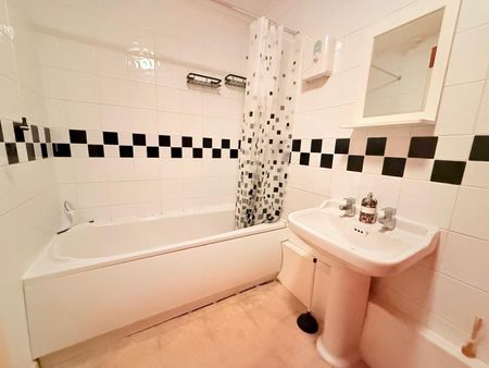 Chudleigh Court, Farnborough, Hampshire, GU14 - Photo 5