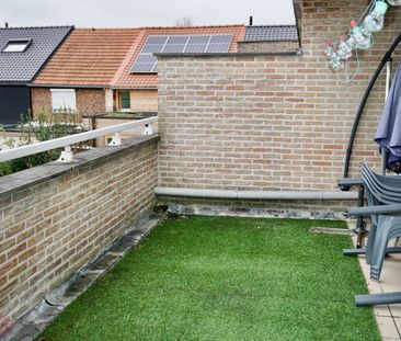 Goed gelegen appartement met 2 slaapkamers, terras en autostaanplaats - Photo 2