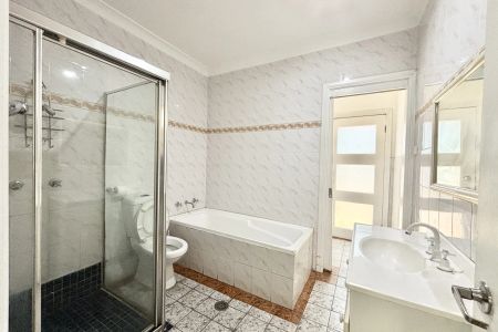 Modern Living in a Prime Homebush West Location - Photo 3