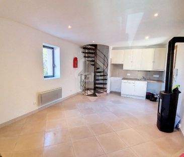 Centre village maison T3 restaurée avec cour et vue imprenable, - Photo 1