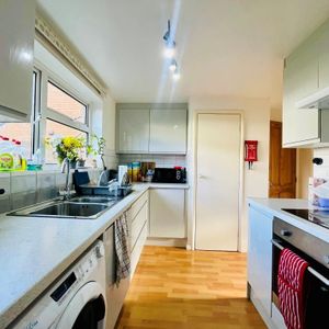 1 bedroom in a house share to rent - Photo 2