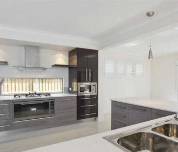 SPACIOUS FAMILY LIVING IN THE GAP - Photo 6