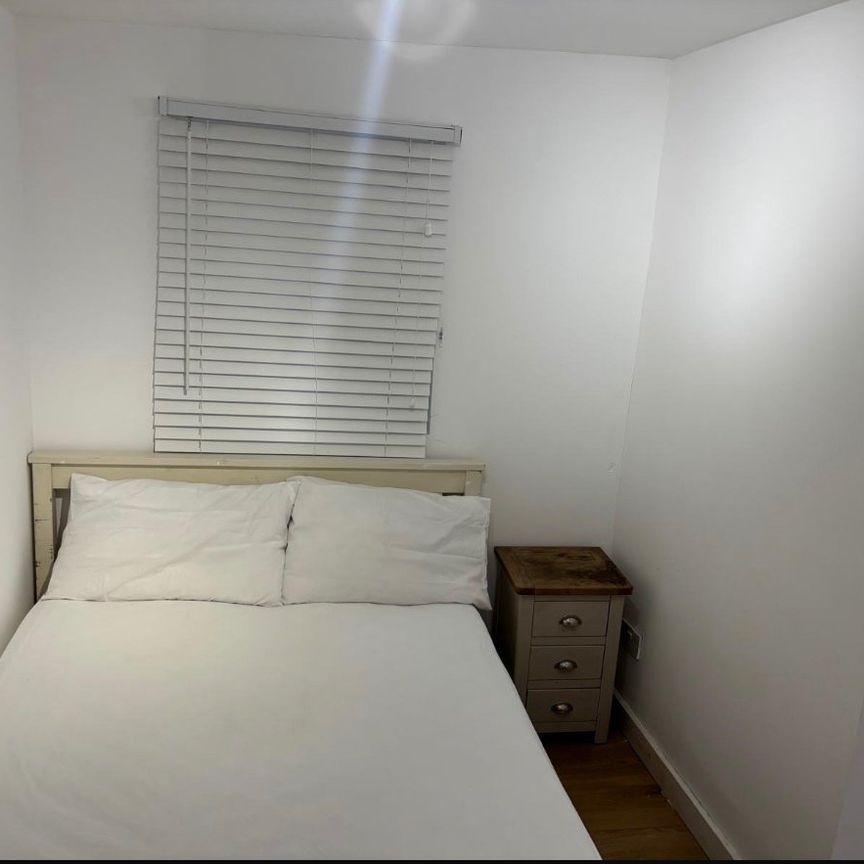 2 Bed Flat, London, SW19 - Photo 1