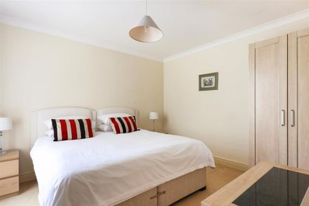 3 bedroom flat to rent - Photo 4