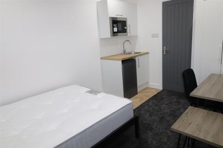 1 bedroom in a house share to rent - Photo 2