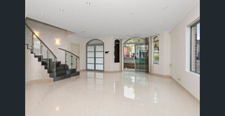 Spacious Family Residence! - Photo 2