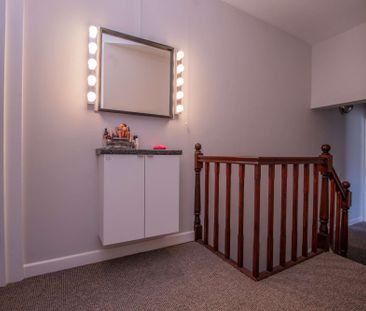 Stylish kitchen and hair/makeup station! - Photo 4