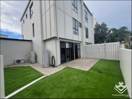 3STOREY TOWNHOUSE 3BED/3BATH/4CAR - Photo 4