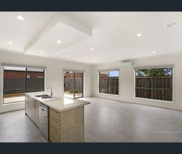 LARGE 3 BEDROOM, 2 BATHROOM HOME OPPOSITE BEAUTIFUL PARKLANDS - Photo 5