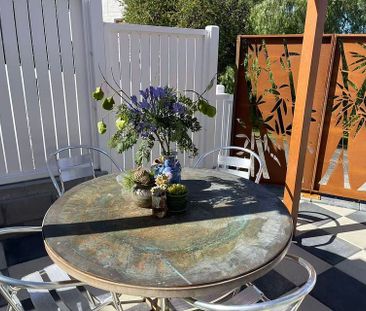 Quiet, Sun-Drenched Upstairs Retreat in Remuera - Photo 3