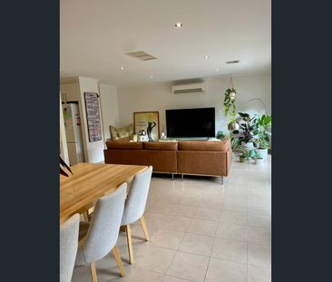 Townhouse close to La Trobe - Photo 6